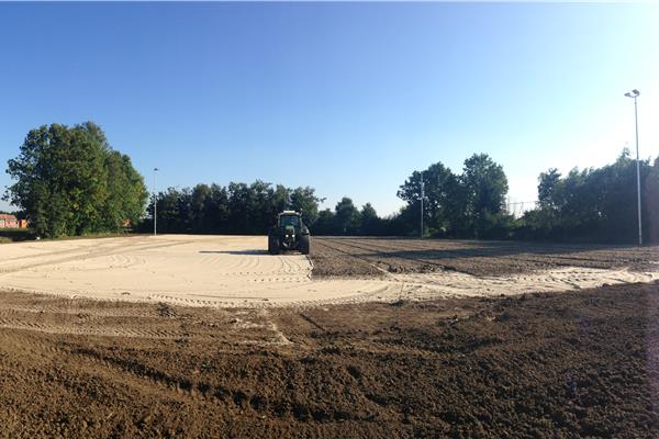 Aanleg natuurgras voetbalveld - Sportinfrabouw NV